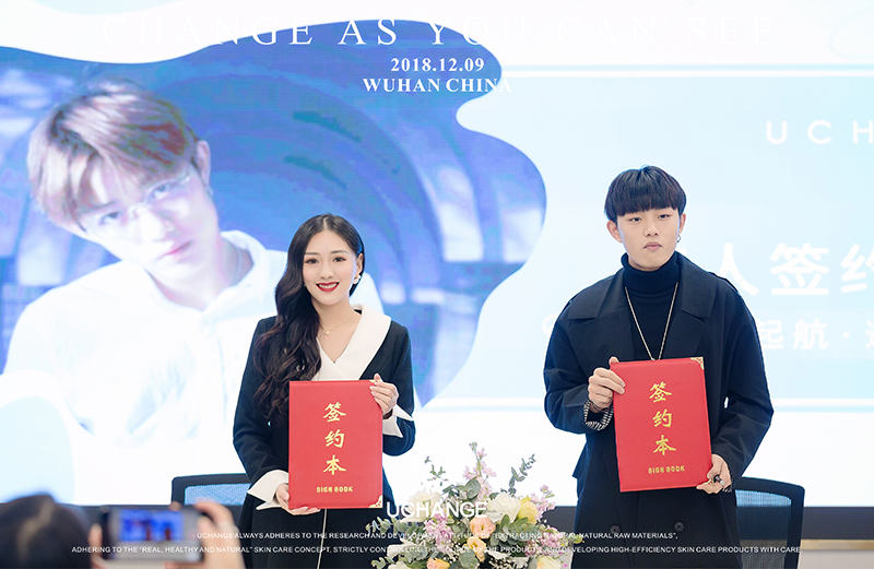 纤纪与快手达人"男孩千禧阿豪"的签约仪式也在培训会后精彩展开.