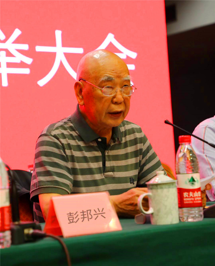 大会中,德高望重的辜文兴老会长作了讲话.