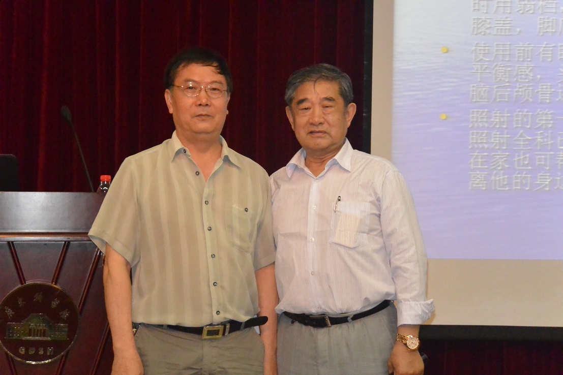2014年5月14日,全科治疗仪发明人王祥林教授与作者在广东科学馆合影