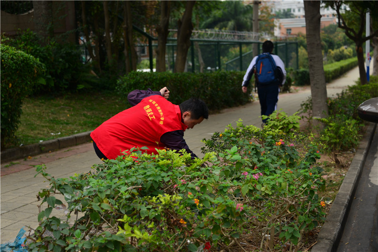 【党建动态】深圳市携创技工学校积极响应“横岗更美丽 党员在行动”清洁卫生志愿者活动