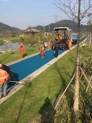 海川新材杭州湘湖景区湘堤蓝色沥青项目顺利施工