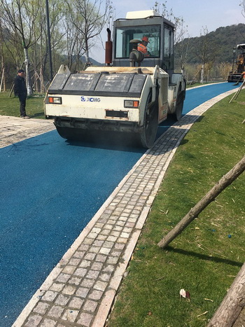海川新材杭州湘湖景区湘堤蓝色沥青项目顺利施工