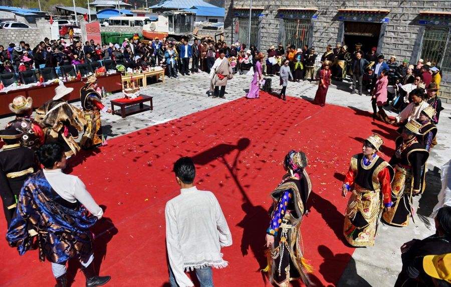 3月27日,西藏林芝市巴宜区八一镇章麦村村民跳锅庄舞欢庆西藏百万农奴