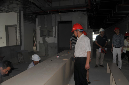 区卫计局领导到我院易地重建工程项目现场调研