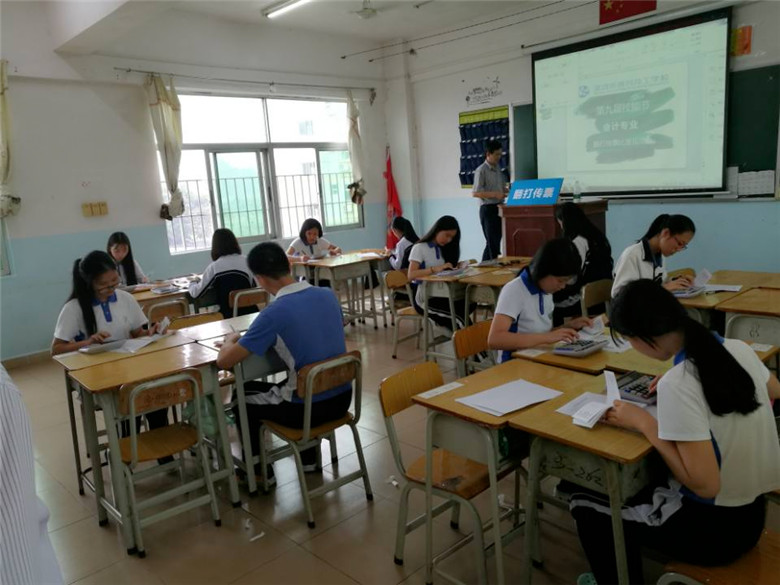 日前,按照深圳市携创技工学校第四届校园文化节暨第九届技能节的安排部署,会计教研室承办的点钞、翻打传票、数字书写、会计电算化、会计手工五项学生技能竞赛正在有序进行中,各科任教师积极动员学生参加,学生参赛热情高涨,会计专业项目参赛报名超100人。 本次大赛从赛制规程到评分标准,完全参照省市技能大赛,选手们也需要经过层层选拔,真正实现了全员参与,达到了以赛促教的目的。会计教研室主任朱敏介绍说,选手们运用平时的训练技巧、操作规范,技能娴熟,充分展示了我校学子良好的职业素养和扎实的专业技能。 同时,为进一步激