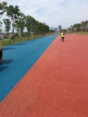 厦门环东海旅游浪漫线红蓝两色彩色沥青SMA路面试验段顺利施工