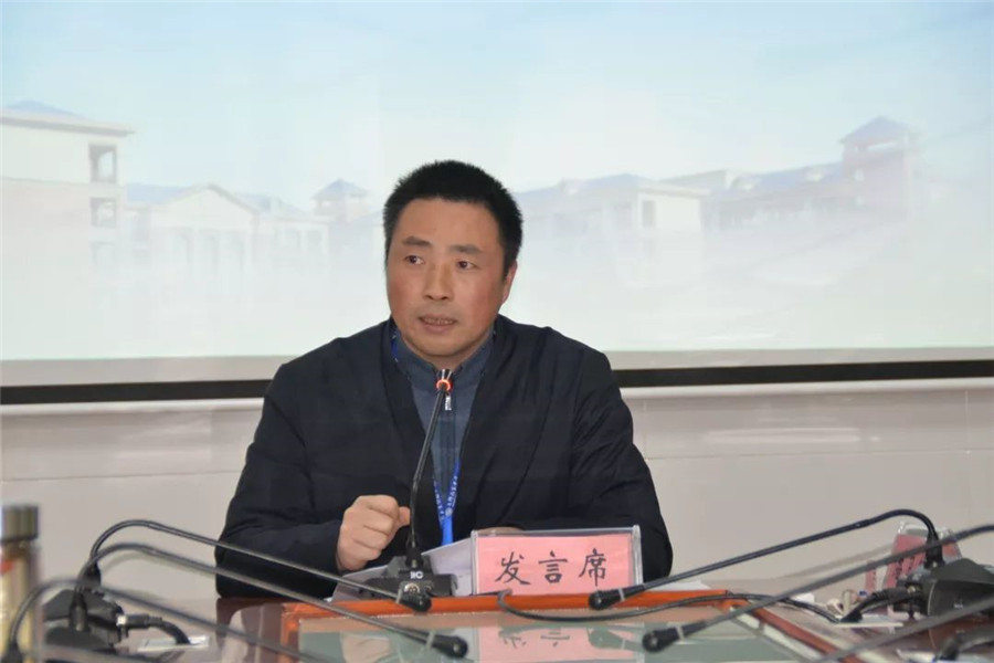校长李望雄作报告