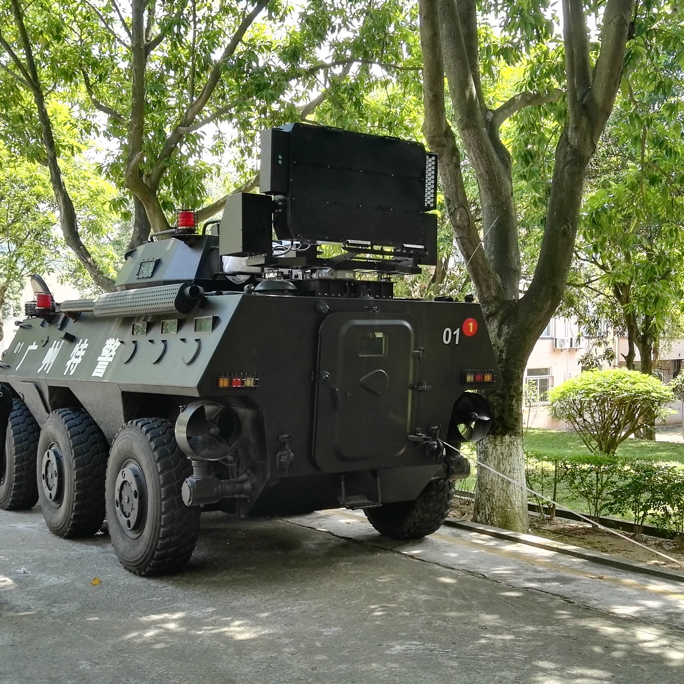为广州特警6×6装甲车配备的djhs-5000Ⅱ型驱离系统