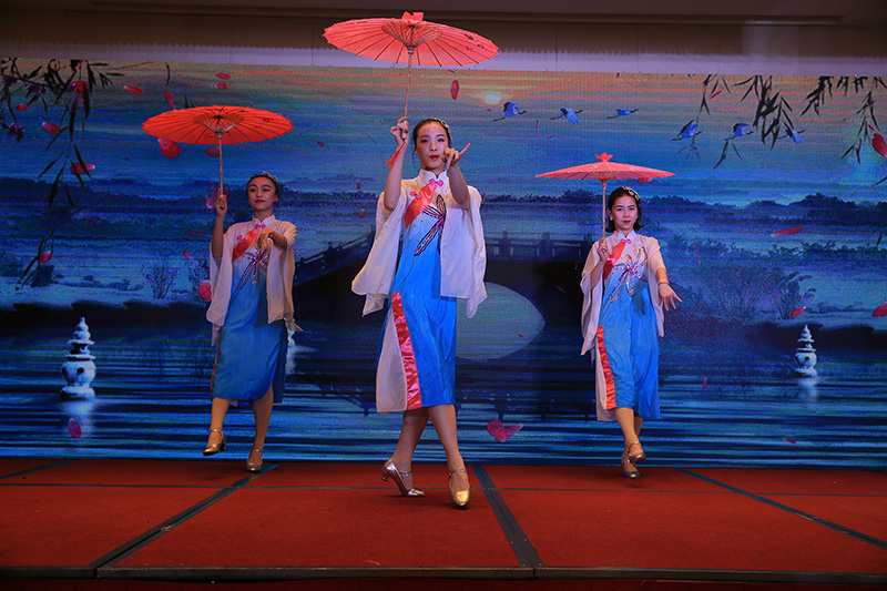 一曲《江南伞舞》,尽显江南女子婉约柔美,让人久久回味无穷.