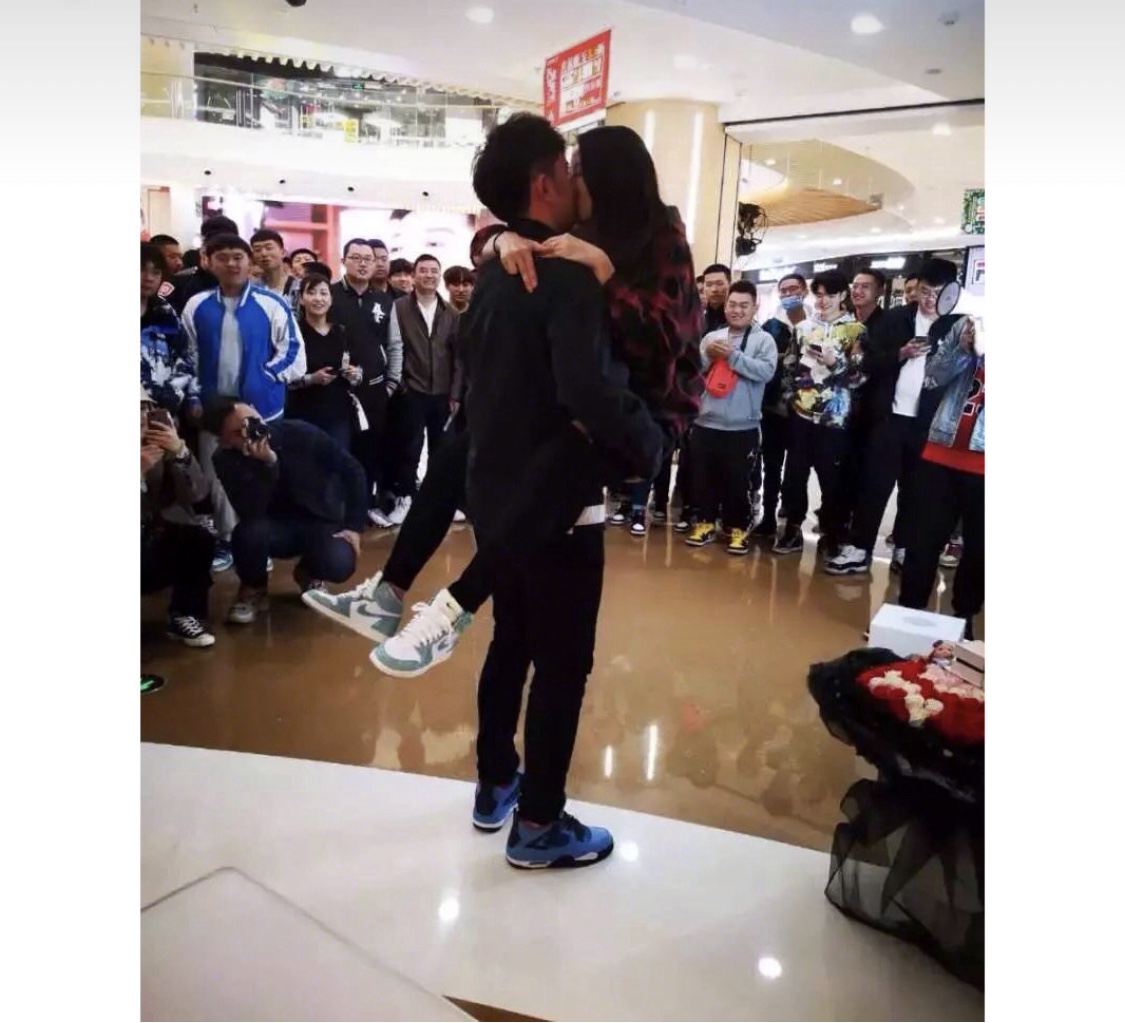 求婚趣闻 婚可以跪着求,但球鞋一定不能皱