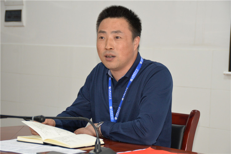 教科室主任潘卫华主持召开七年级分析会,校长李望雄参会;教务处主任曾