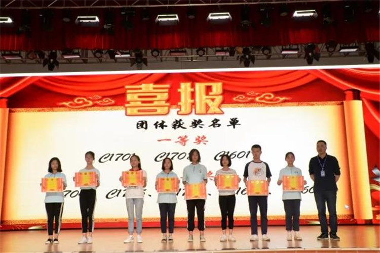 学校校长李望雄为获奖团体颁奖