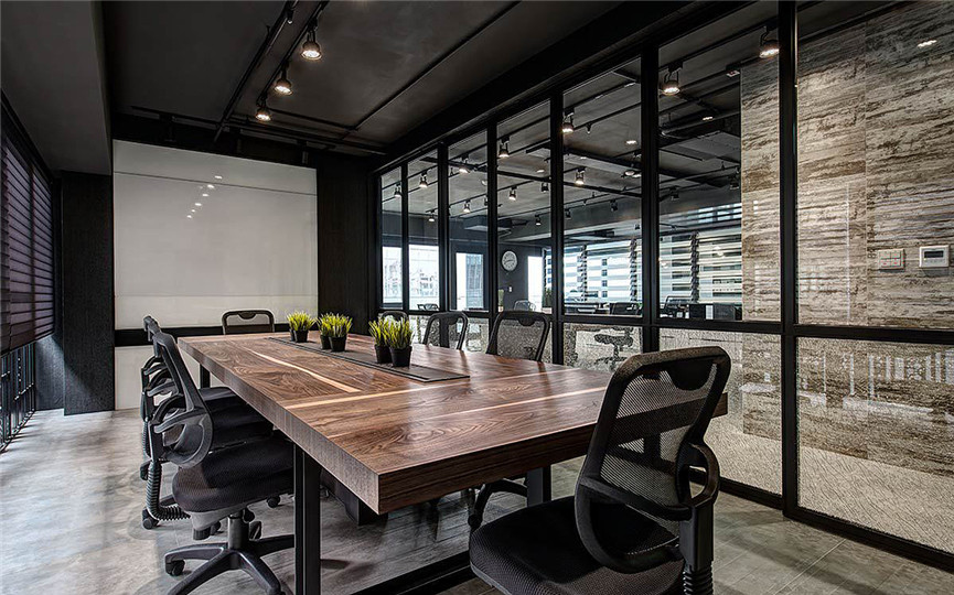 郑州办公室装修公司推荐质感十足的工业风办公室装修实景图