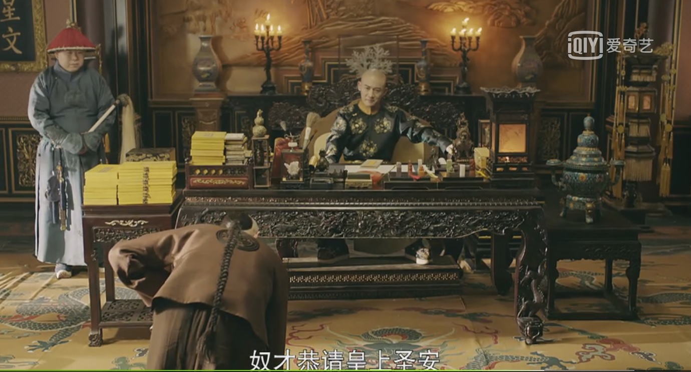 宫斗剧延禧攻略已结局,余热未减。 服道化,画面质感得到了观众的广泛认可。 审美是刚需。大众愿意为美美的事物消费。 剧中最吸引小编的是室内设计,明清古典风格的室内陈设。 对于我们民族风室内设计风格, 小编要和网友们说,这部剧的室内陈设是非常得体并值得借鉴学习的。 皇帝养心殿的卧房家具陈设。金黄色幔帐装饰,对称的茶几,床头的花格装饰。花几。昏黄宫灯。室内呈现的氛围是皇帝的高贵,庄严。 皇帝书房里的雕花大书桌。尺寸大,精美,对称。龙腾图案黄色地毯衬托书房室内陈设。精美宫灯围绕大书桌 皇帝的养心