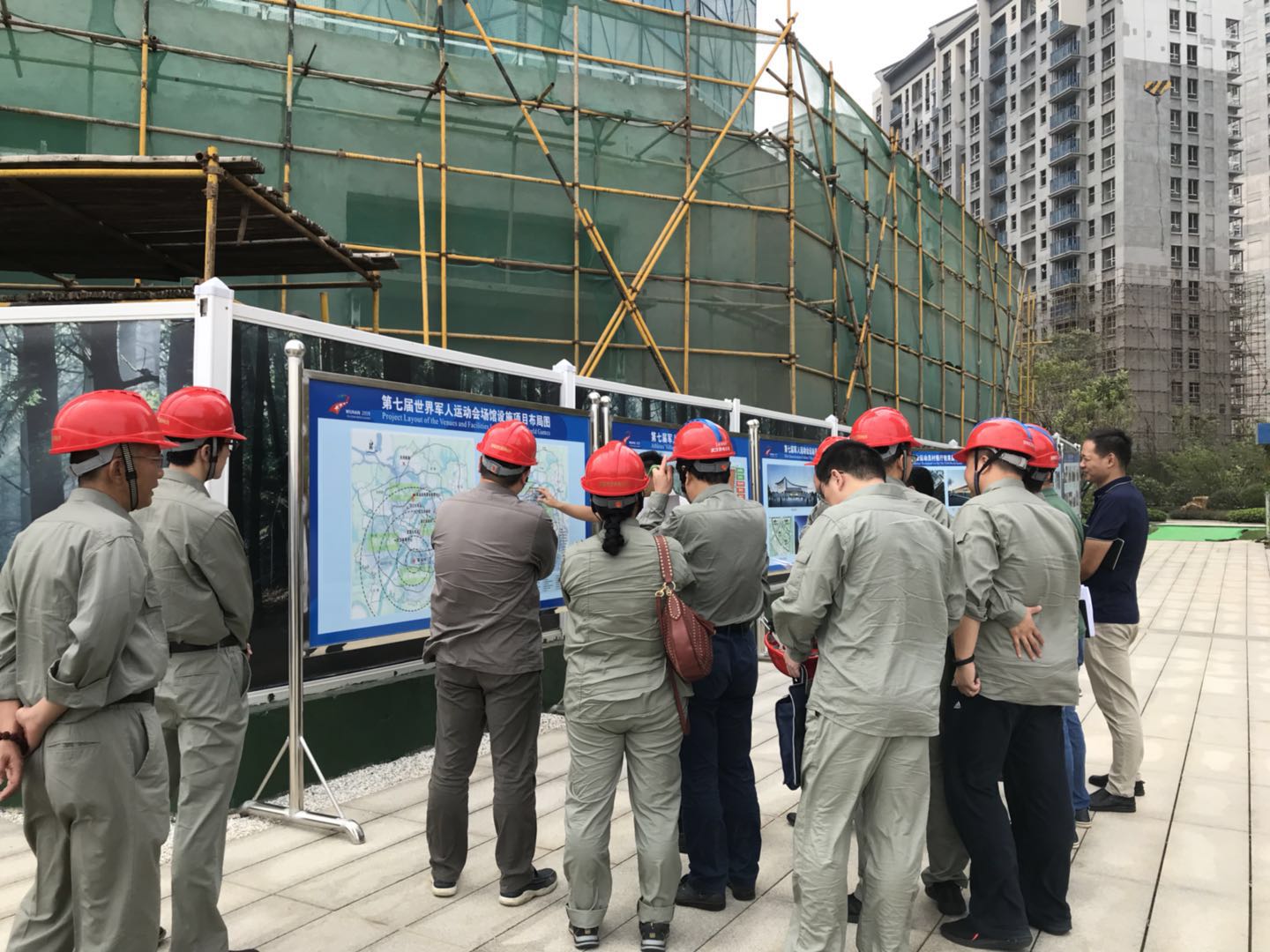 武漢市供電局領導蒞臨軍運城項目現場