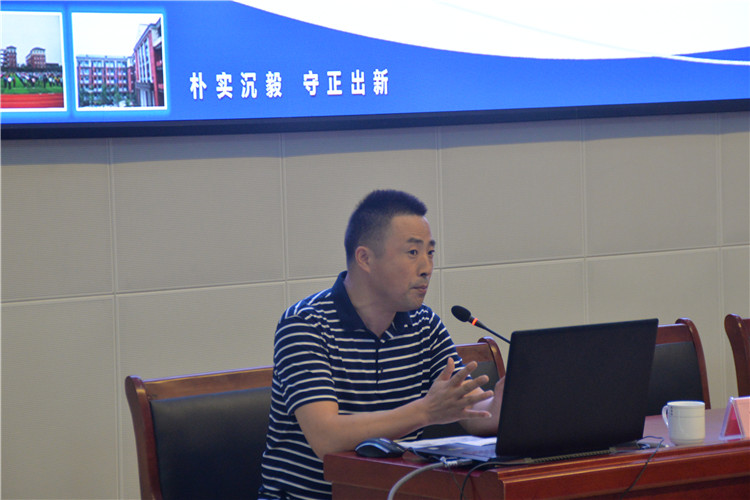 校长李望雄主讲