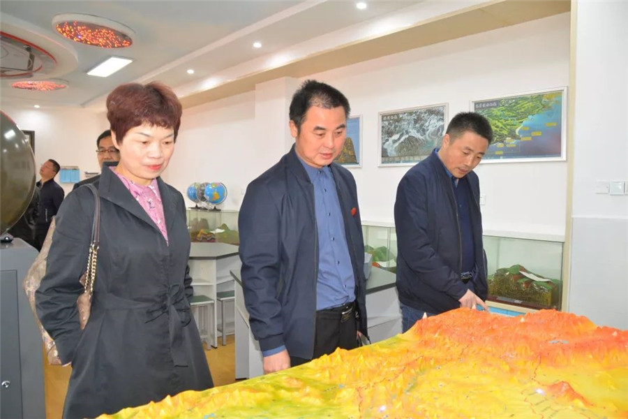 在郡沩广场,学生公寓,教学楼,运动场,功能教室等处,李望雄校长向考察
