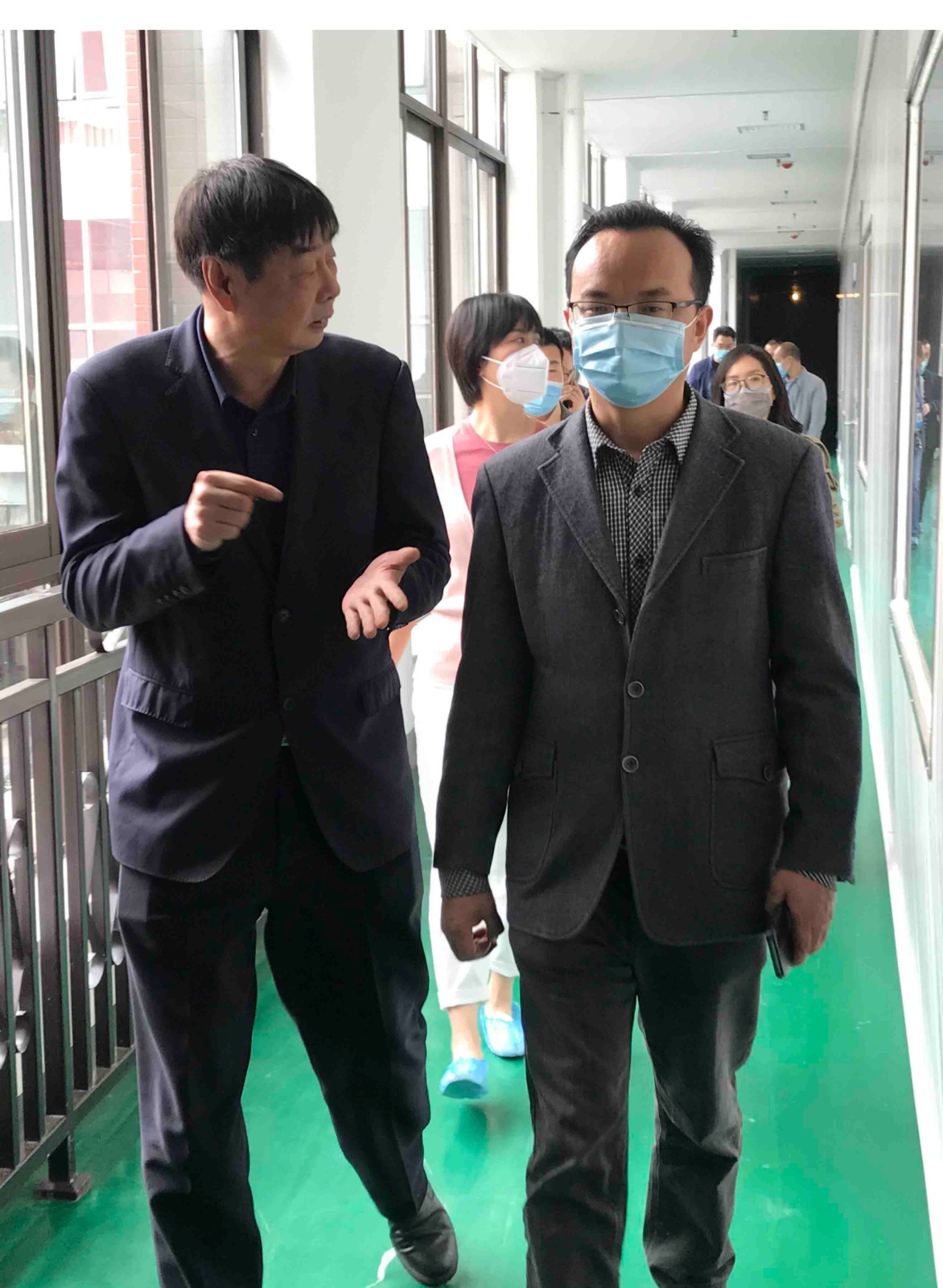 青白江区人社局局党组书记局长陈智彬同志视察鑫宏威医疗器械厂