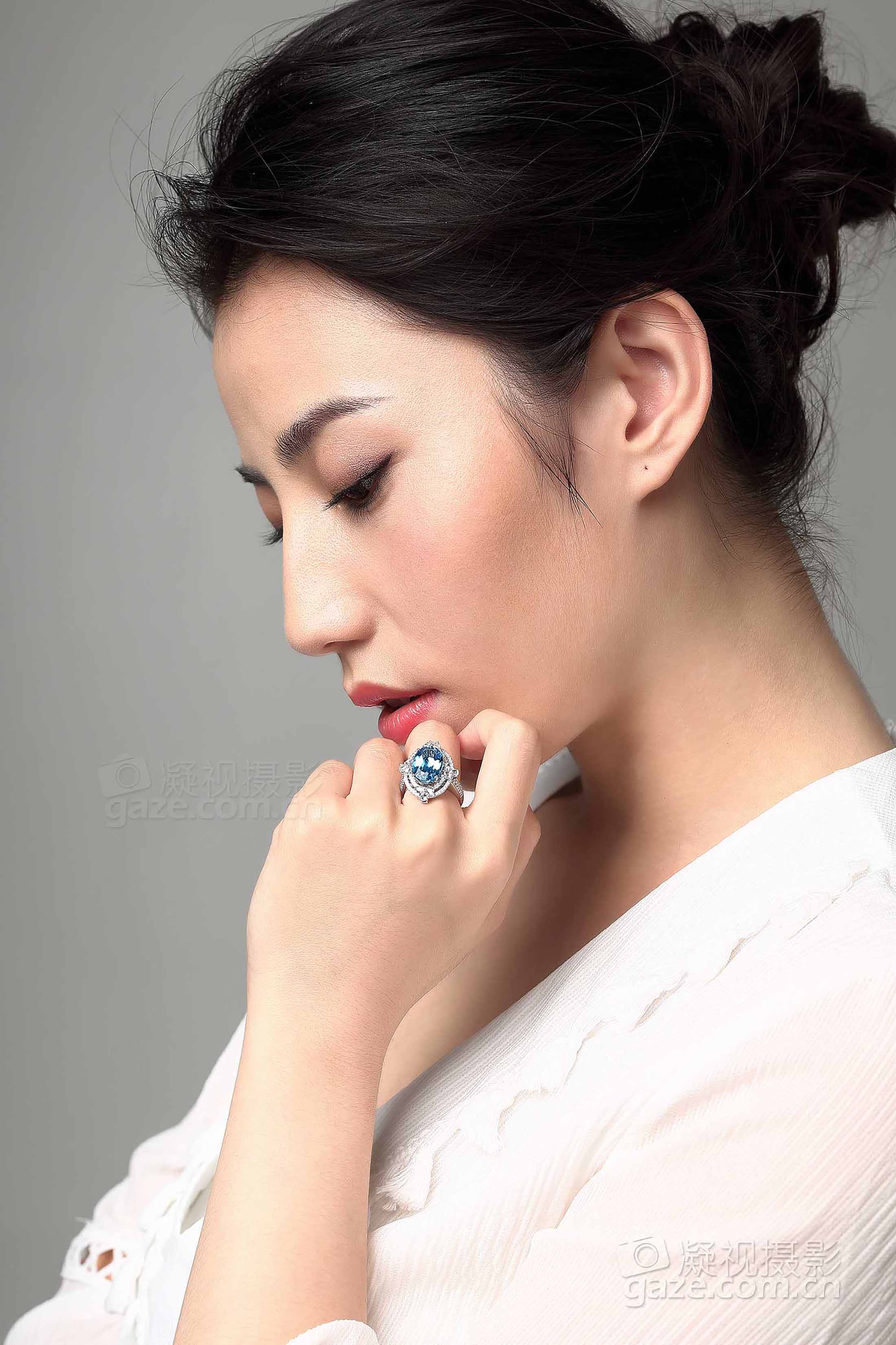 彩宝戒指模特佩戴摄影 实景环境拍摄 北京北京商业摄影公司 北京珠宝