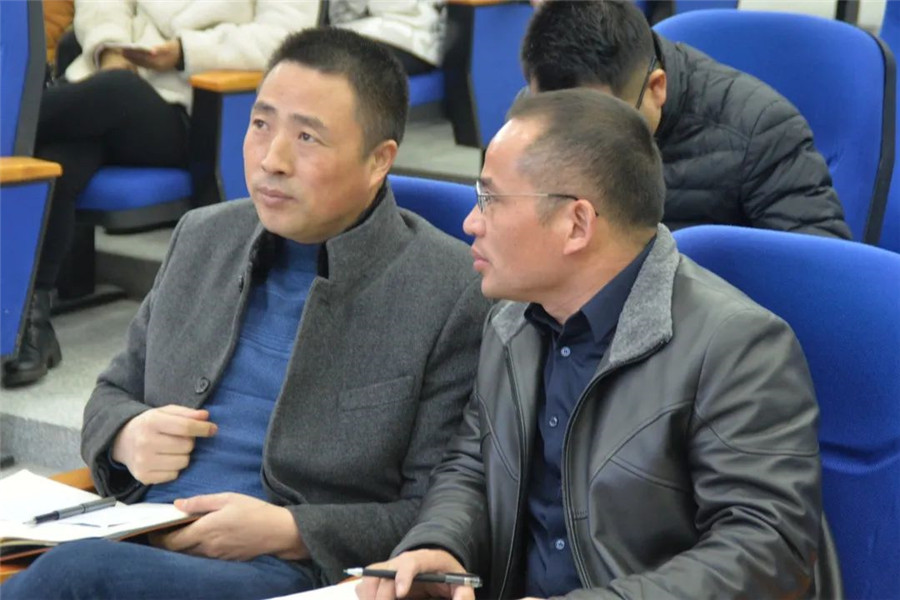 李望雄校长与吴佳春校长讨论交流.