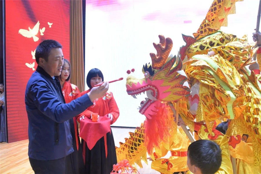 校长李望雄为金龙点睛