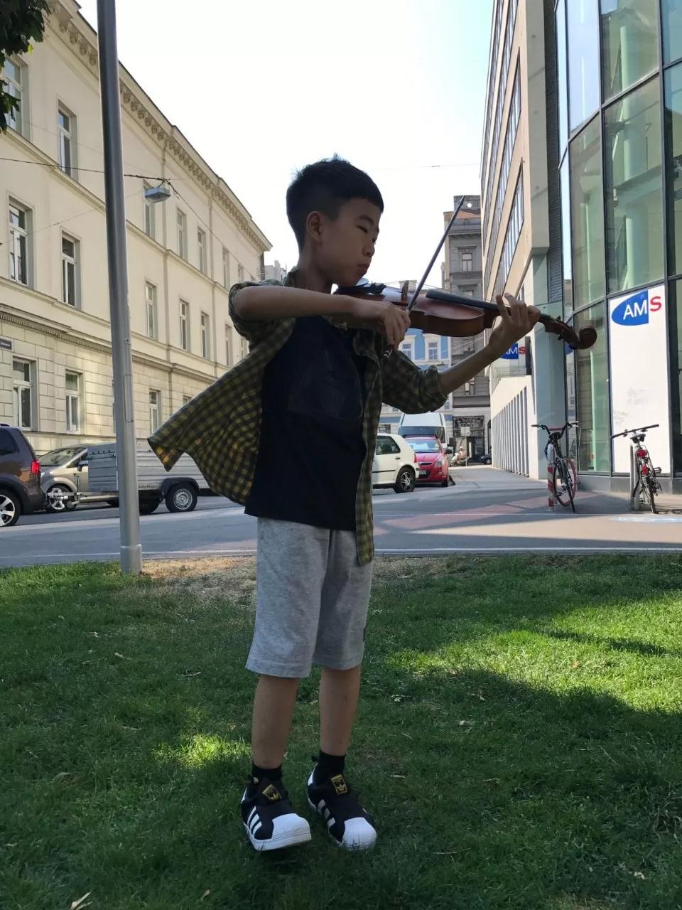 首席猫学琴成长故事:音乐和猫,他的生活温度 首席猫学琴成长故事:音乐和猫,他的生活温度