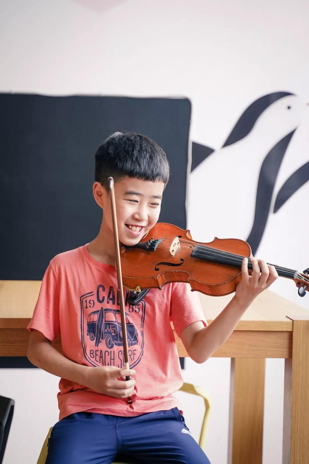 首席猫学琴成长故事:音乐和猫,他的生活温度 首席猫学琴成长故事:音乐和猫,他的生活温度