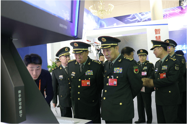 十九大代表在“砥砺奋进的五年”成就展上体验网络安全的新成果 十九大代表在“砥砺奋进的五年”成就展上体验网络安全的新成果