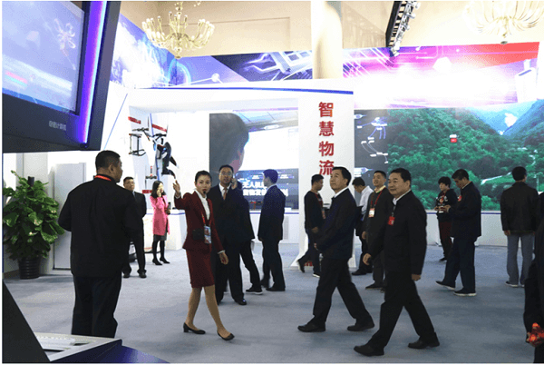十九大代表在“砥砺奋进的五年”成就展上体验网络安全的新成果 十九大代表在“砥砺奋进的五年”成就展上体验网络安全的新成果
