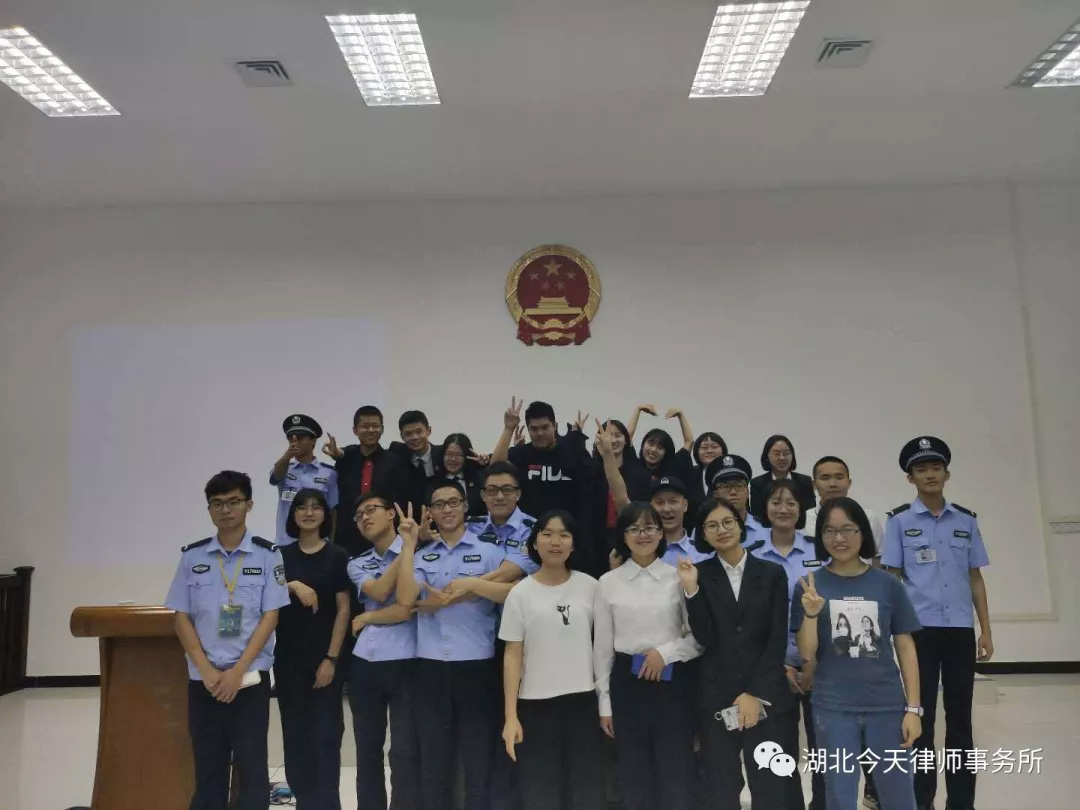 胡俊杰律师担任湖北警官学院法律系模拟法庭点评嘉宾 胡俊杰律师担任湖北警官学院法律系模拟法庭点评嘉宾