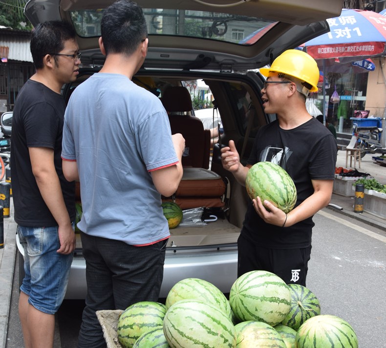 高温慰问送清凉 情系一线暖人心