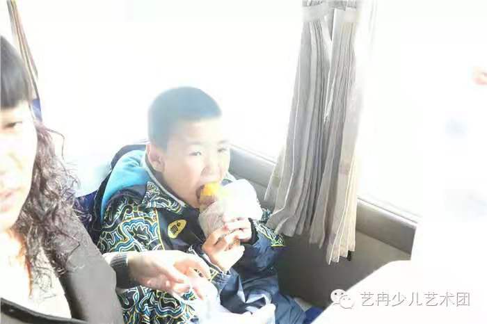 巩汉林老师热情接待 艺冉影视班学员剧组探班 巩汉林老师热情接待 艺冉影视班学员剧组探班