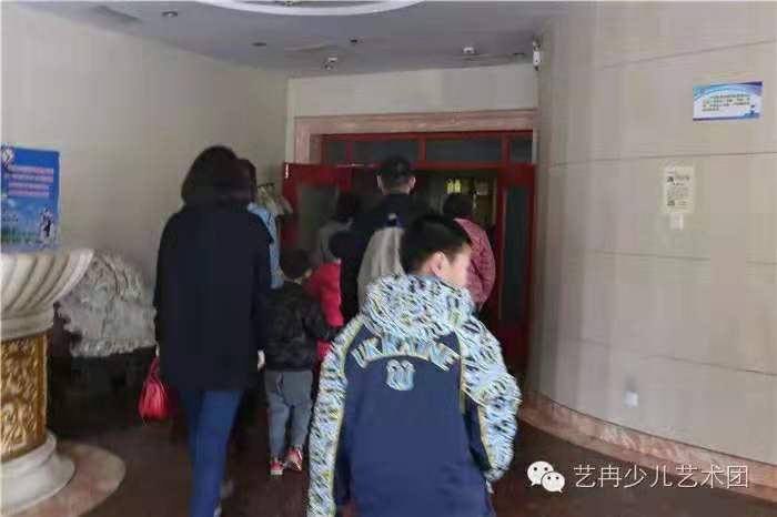 巩汉林老师热情接待 艺冉影视班学员剧组探班 巩汉林老师热情接待 艺冉影视班学员剧组探班