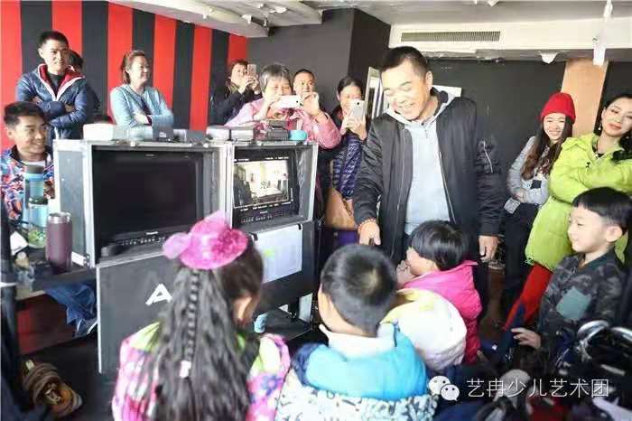 巩汉林老师热情接待 艺冉影视班学员剧组探班 巩汉林老师热情接待 艺冉影视班学员剧组探班