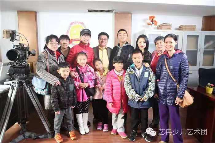 巩汉林老师热情接待 艺冉影视班学员剧组探班 巩汉林老师热情接待 艺冉影视班学员剧组探班