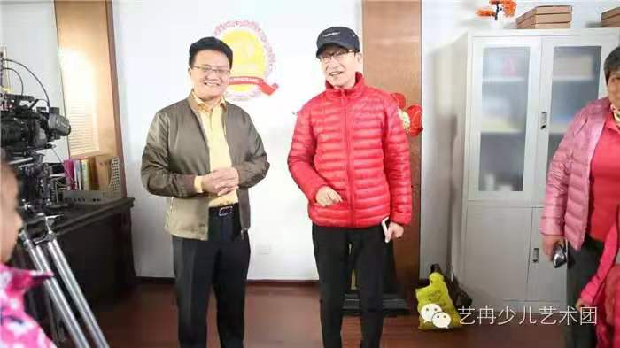 巩汉林老师热情接待 艺冉影视班学员剧组探班 巩汉林老师热情接待 艺冉影视班学员剧组探班