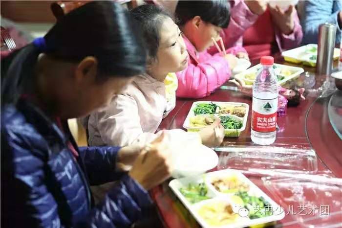 巩汉林老师热情接待 艺冉影视班学员剧组探班 巩汉林老师热情接待 艺冉影视班学员剧组探班