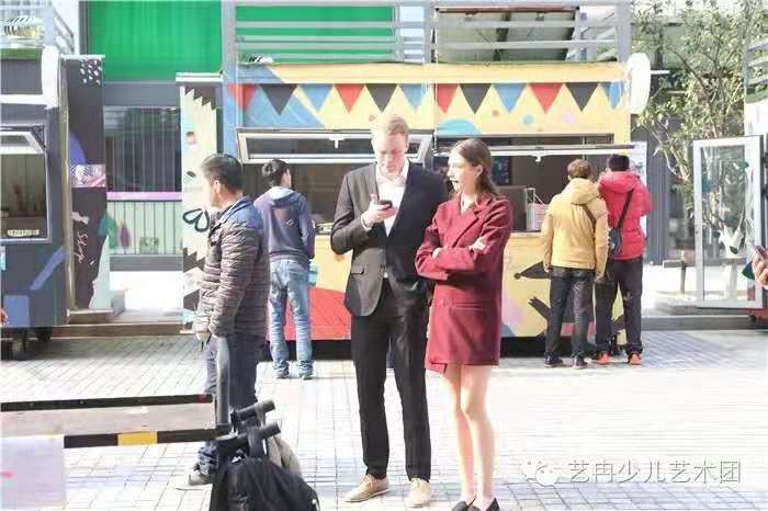 巩汉林老师热情接待 艺冉影视班学员剧组探班 巩汉林老师热情接待 艺冉影视班学员剧组探班