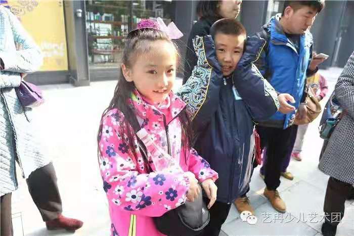 巩汉林老师热情接待 艺冉影视班学员剧组探班 巩汉林老师热情接待 艺冉影视班学员剧组探班