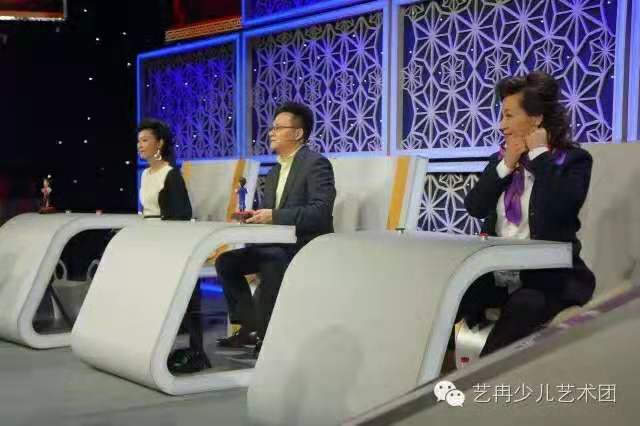 学员参加中央电视台《综艺盛典》 学员参加中央电视台《综艺盛典》
