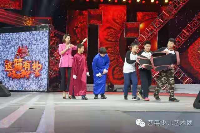 学员参加中央电视台《综艺盛典》 学员参加中央电视台《综艺盛典》
