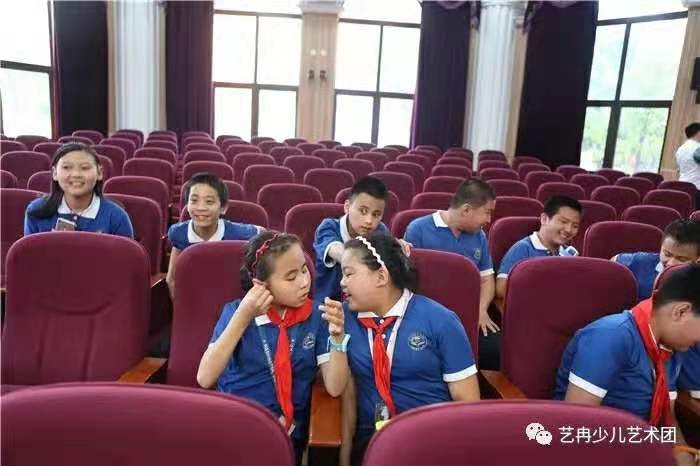 艺冉中心走进进北京市盲人学校,与盲校孩子共庆六一! 艺冉中心走进进北京市盲人学校,与盲校孩子共庆六一!
