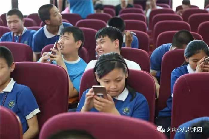 艺冉中心走进进北京市盲人学校,与盲校孩子共庆六一! 艺冉中心走进进北京市盲人学校,与盲校孩子共庆六一!