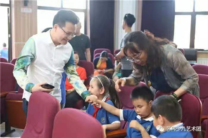 艺冉中心走进进北京市盲人学校,与盲校孩子共庆六一! 艺冉中心走进进北京市盲人学校,与盲校孩子共庆六一!
