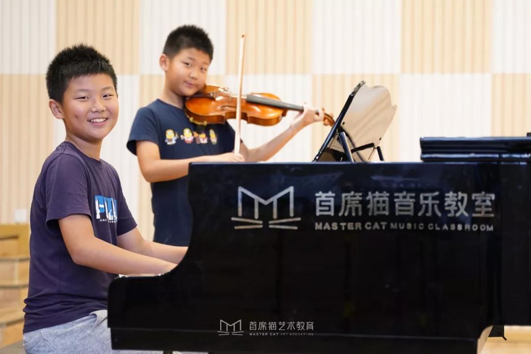 学钢琴好还是学小提琴好?看首席猫双胞胎的学琴之路,在家造个小乐团 学钢琴好还是学小提琴好?看首席猫双胞胎的学琴之路,在家造个小乐团