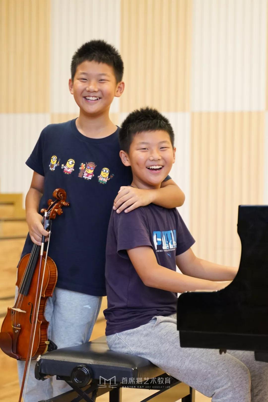 学钢琴好还是学小提琴好?看首席猫双胞胎的学琴之路,在家造个小乐团 学钢琴好还是学小提琴好?看首席猫双胞胎的学琴之路,在家造个小乐团