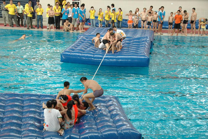 团队竞赛项目:水上拔河 团队竞赛项目:水上拔河