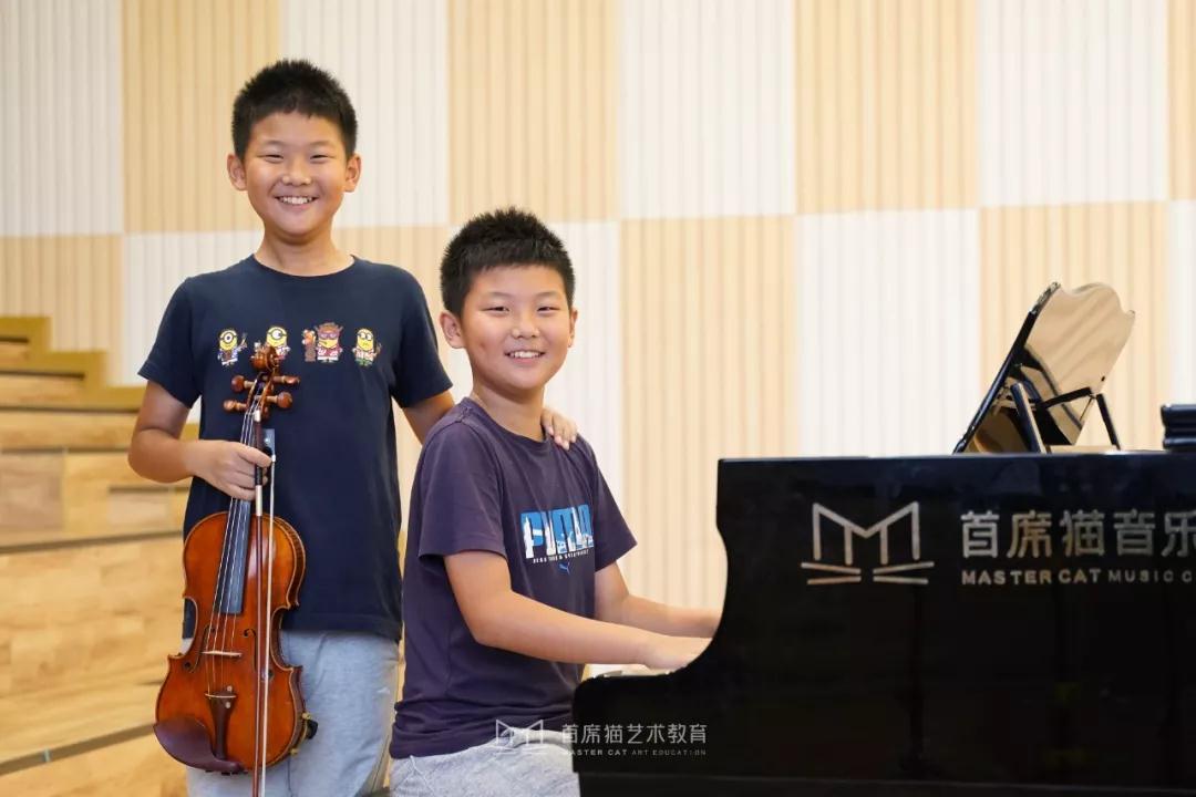 学钢琴好还是学小提琴好?看首席猫双胞胎的学琴之路,在家造个小乐团 学钢琴好还是学小提琴好?看首席猫双胞胎的学琴之路,在家造个小乐团