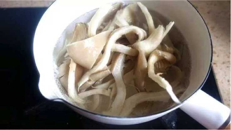 香炸平菇,金黄酥脆可口 香炸平菇,金黄酥脆可口