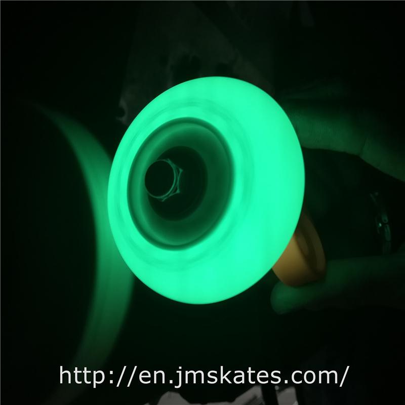 Inline skates wheel with light